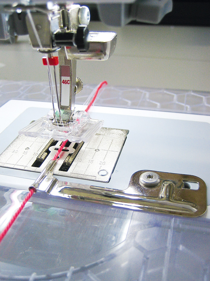 Прозрачная лапка Bernina # 46C для защипов и декоративных строчек
