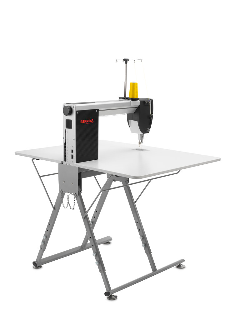 Машина для стежки BERNINA Q20 на столе