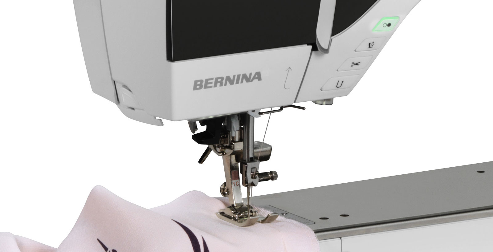 Швейно-вышивальная машина Bernina 790 Plus