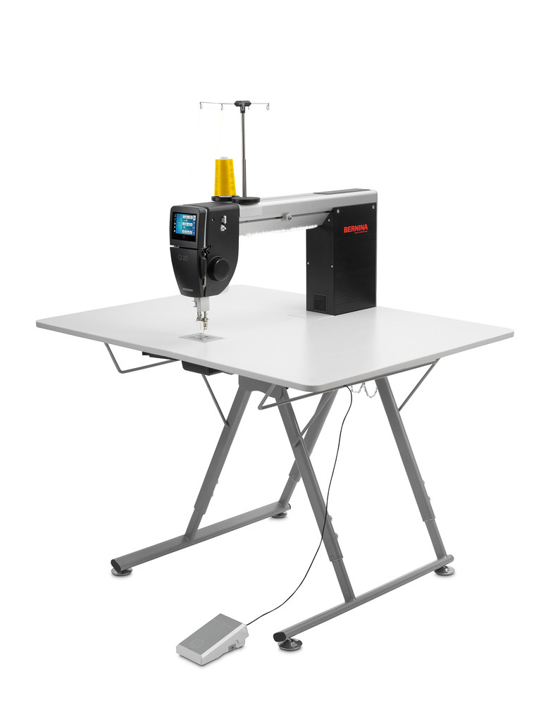 Машина для стежки BERNINA Q20 на столе