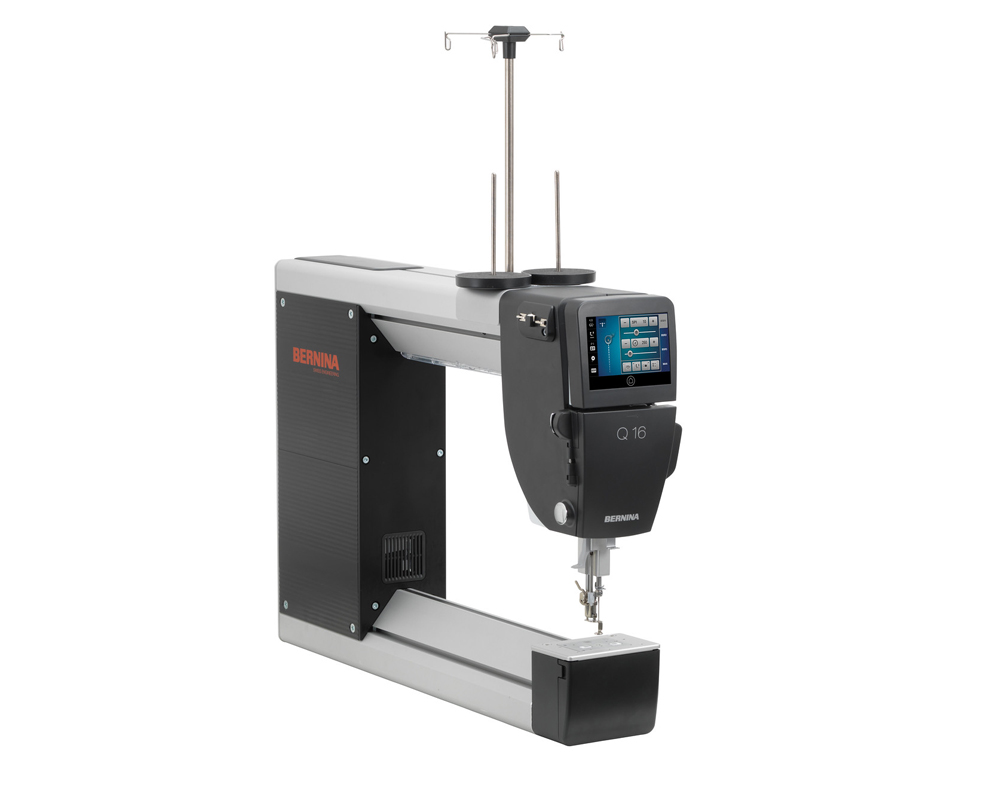 Машина для стежки Bernina Q16 на столе